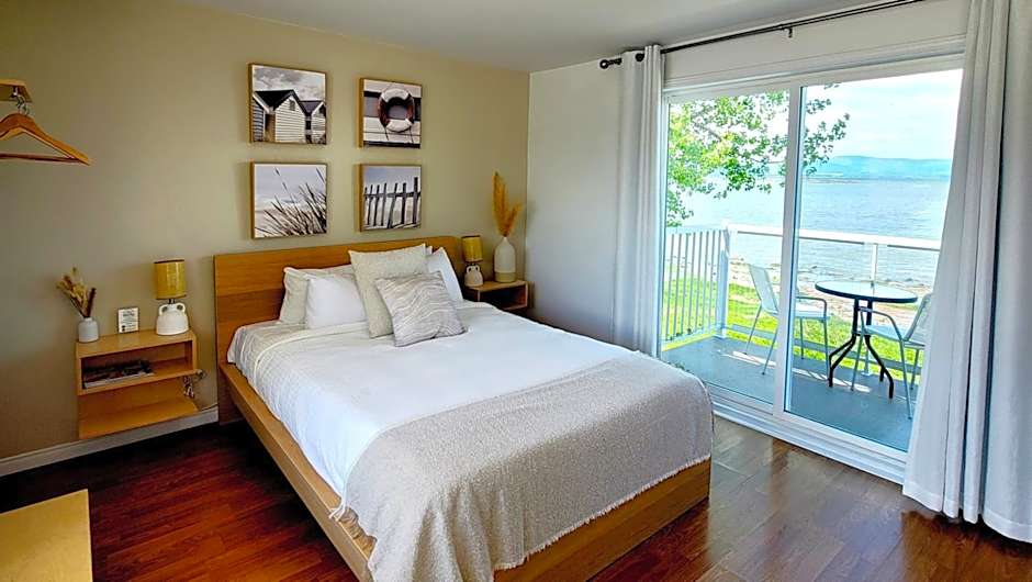 Photo 1 of 5 of 1 Queen Bed, Sea View