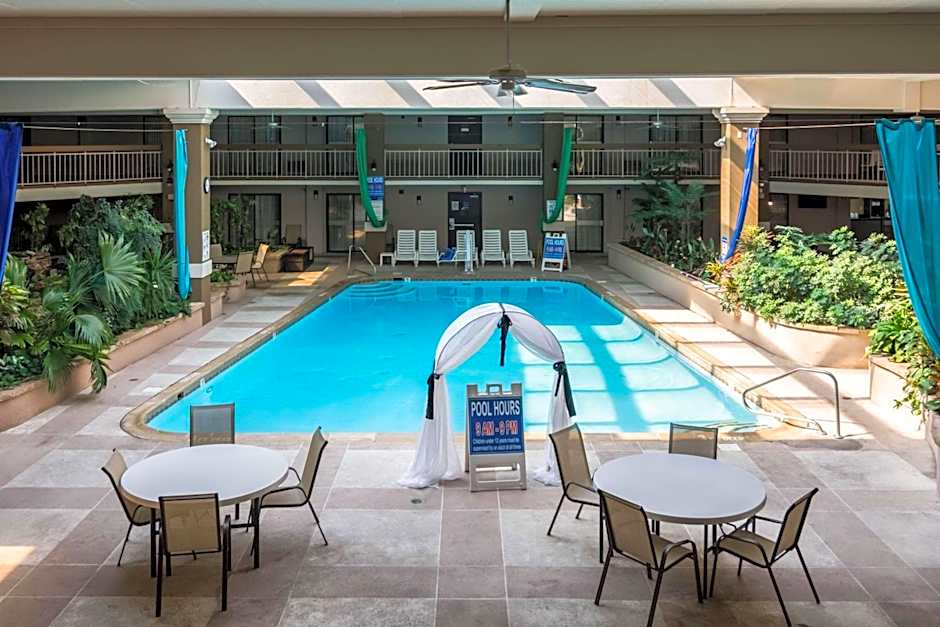 Plaza Inn & Suites