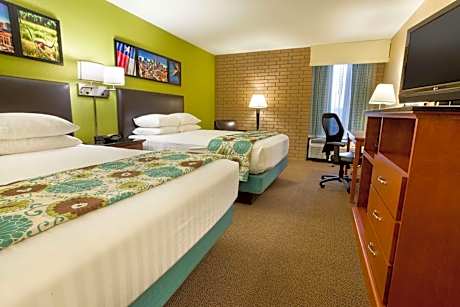 Queen Suite with Tub and Grab Bars - Mobility/Hearing Accessible - Non-Smoking