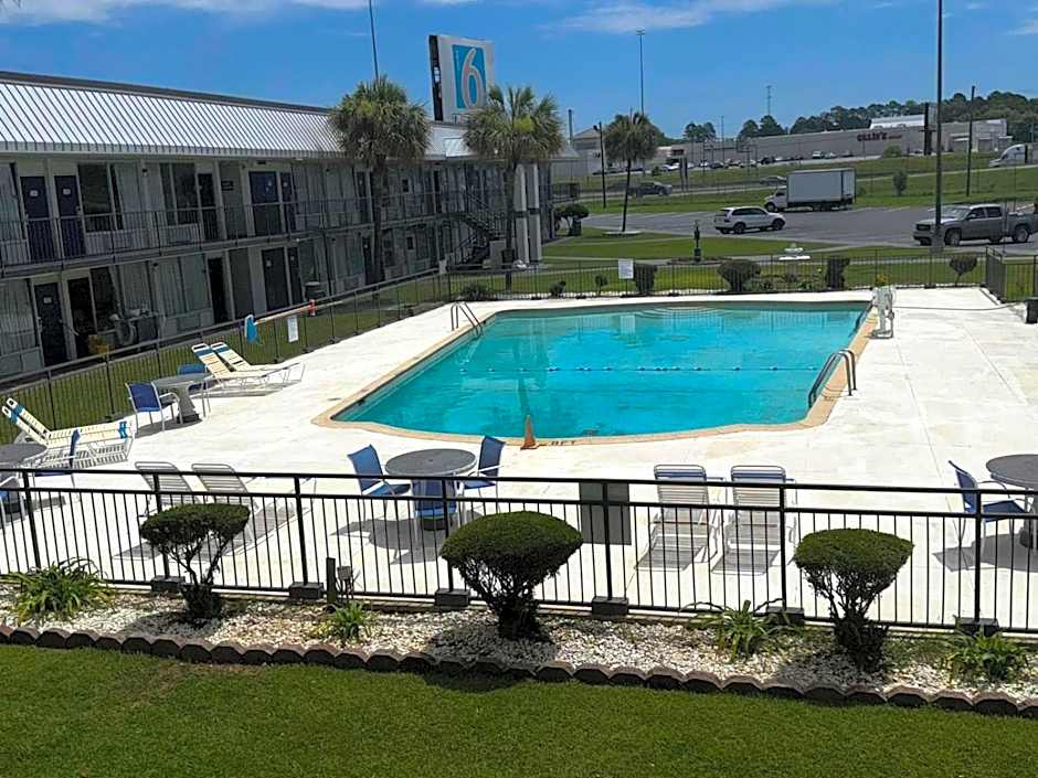 Motel 6-Tifton, GA