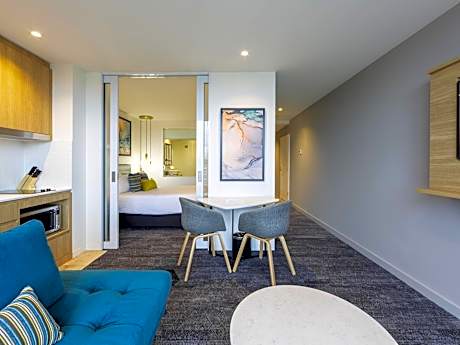 One-Bedroom Apartment with One Queen Bed