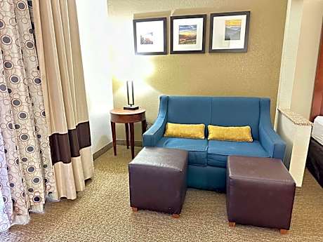 Queen Suite with Two Queen Beds and Sofa Bed - Mountain View/Non-Smoking