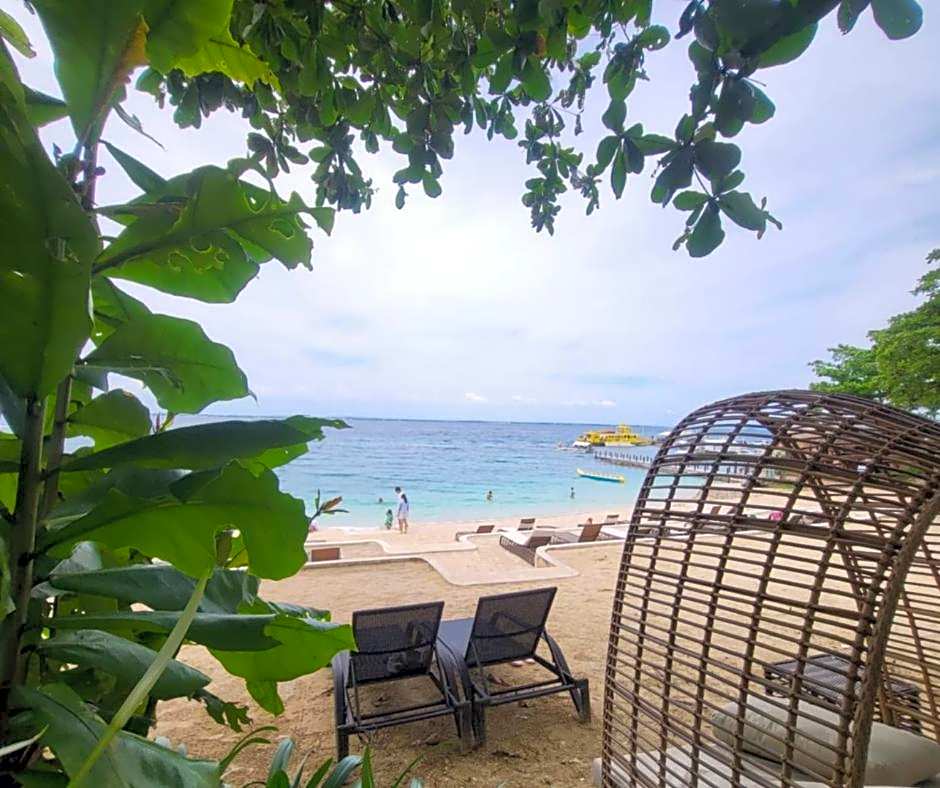 Mactan Newtown 8Newtown Boulevard Beach Condo RM9