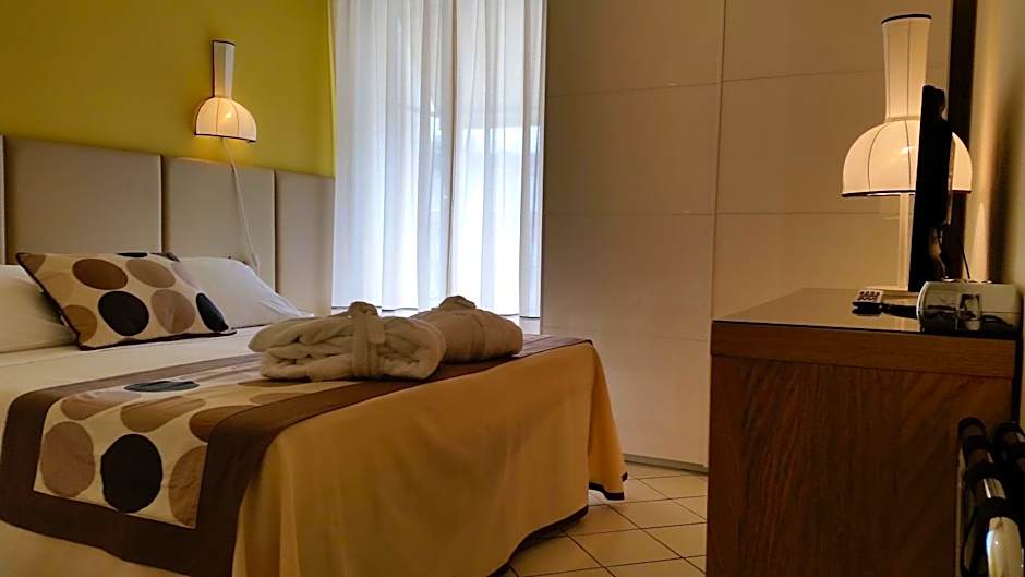 HOTEL TRIONFAL - Fronte Mare - Vicinissimi al Centro