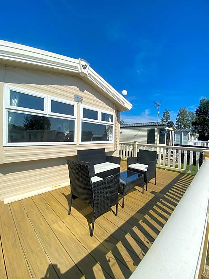8 Bed Sun Decked Caravan Unlimited High speed Wifi and fun at Seawick Holiday Park