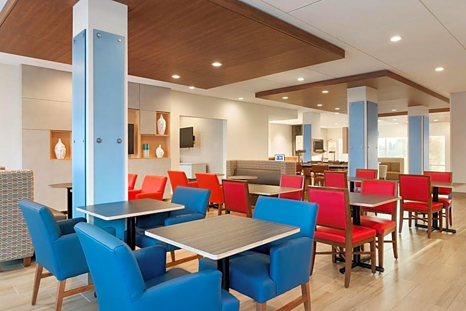 Holiday Inn Express & Suites Cincinnati NE - Red Bank Road By IHG