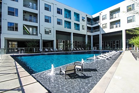 Travmo Platform East Austin Austin Hotels Tx At Getaroom