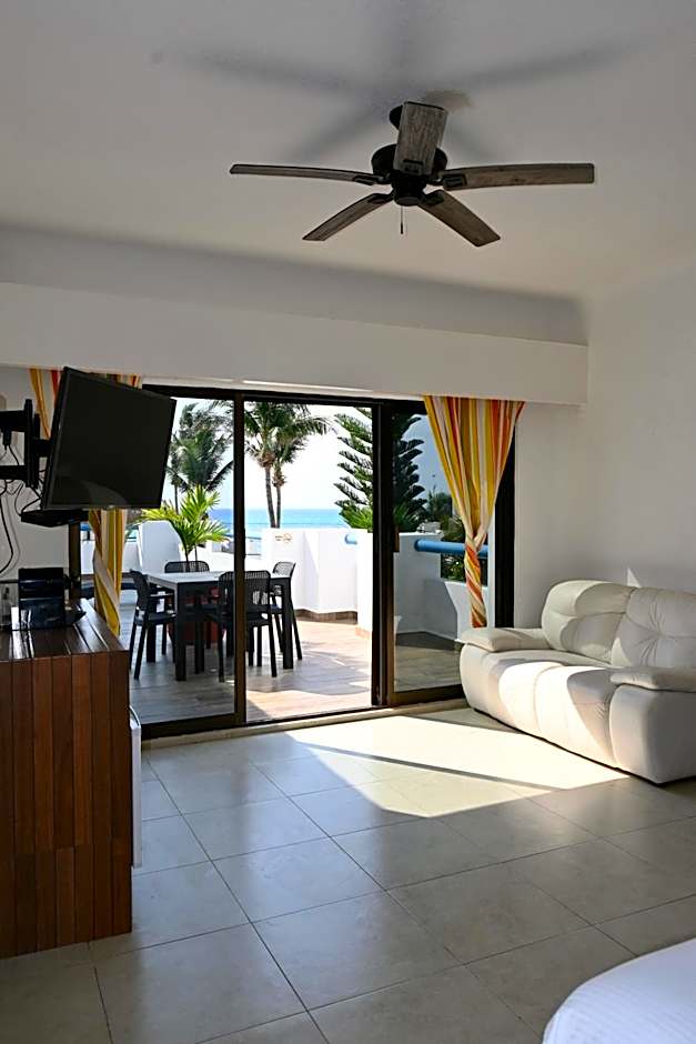 Pelicano Inn Playa del Carmen - Beachfront Hotel