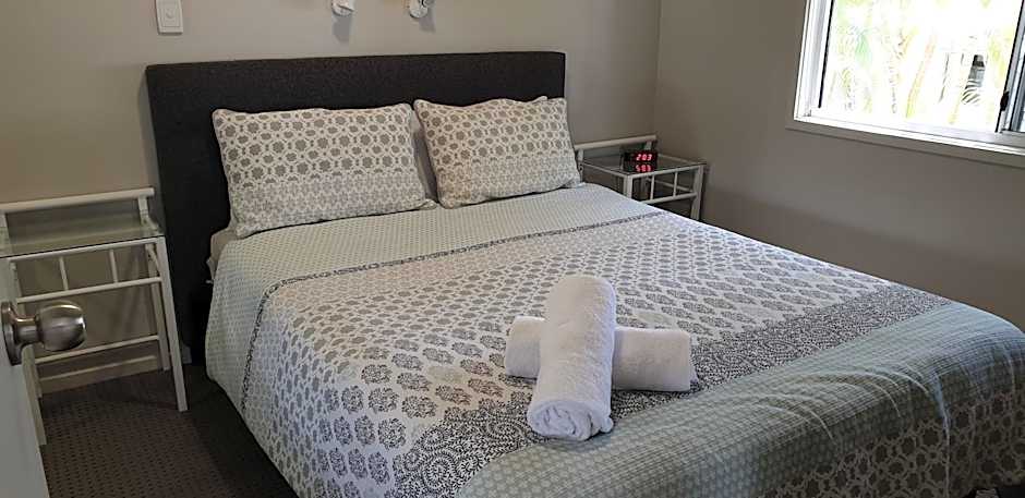 Photo 1 of 7 of Deluxe 1 Queen Bed