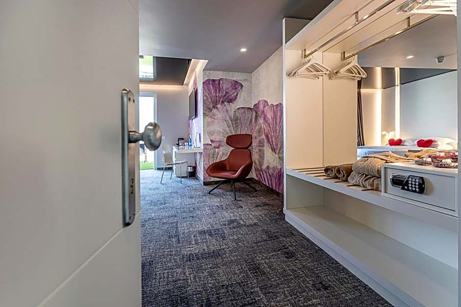 Photo 1 of 15 of Junior Suite, Lake View, Terrace