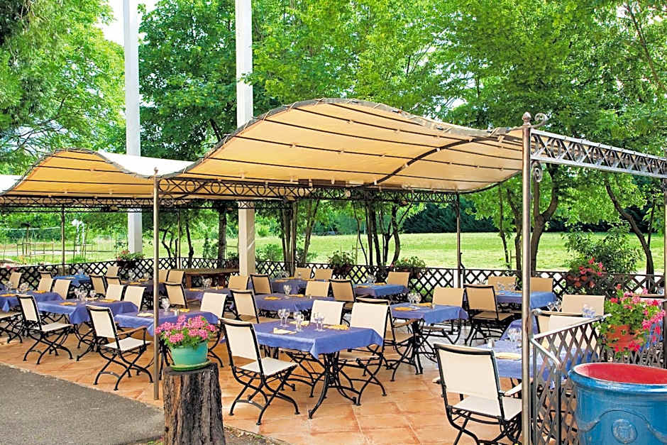 Logis Hotel Restaurant Les Cedres