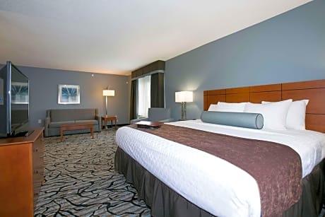 King Suite with Sofa Bed and Bath Tub - Mobility Accessible