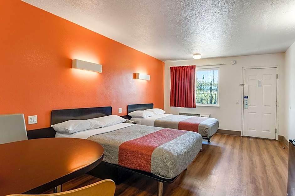 Motel 6-Youngstown, OH
