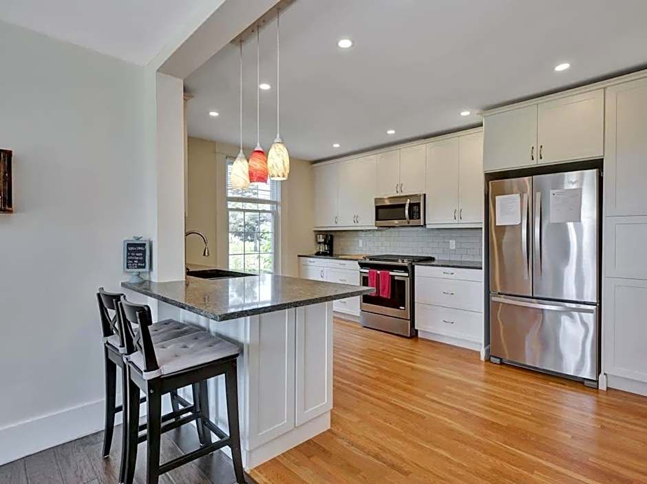 Wind & Waves - Wellington waterfront with Satellite TV & fire pit