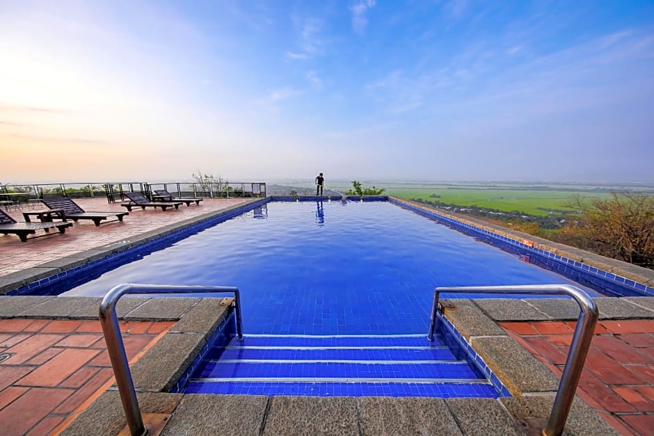 Victoria Nui Sam Lodge