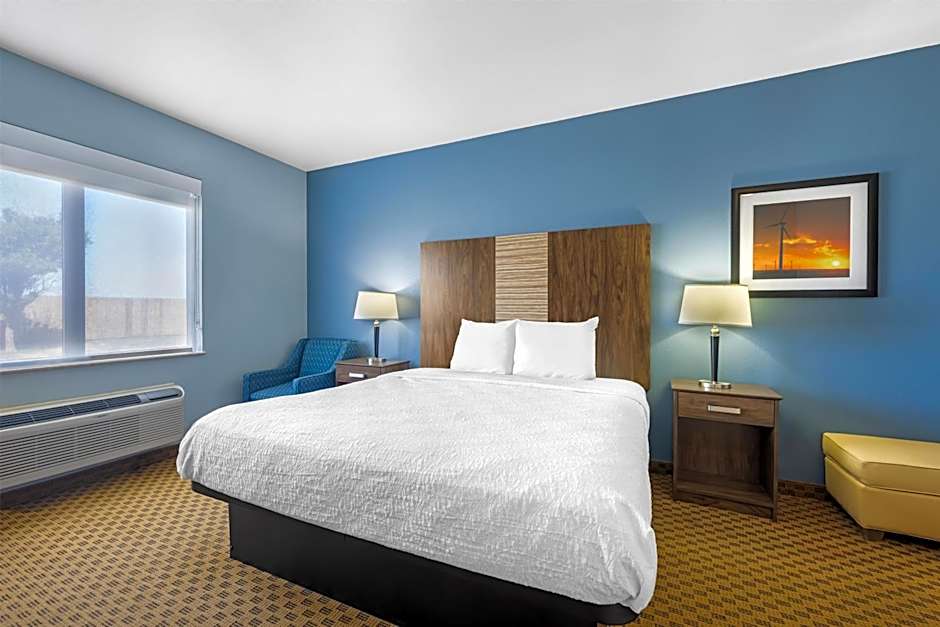Photo 1 of 4 of 1 King Bed, Whirlpool