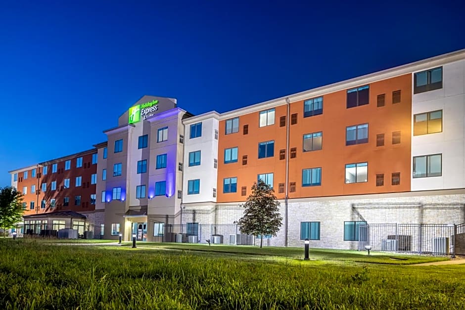 Holiday Inn Express & Suites Kansas City Airport By IHG