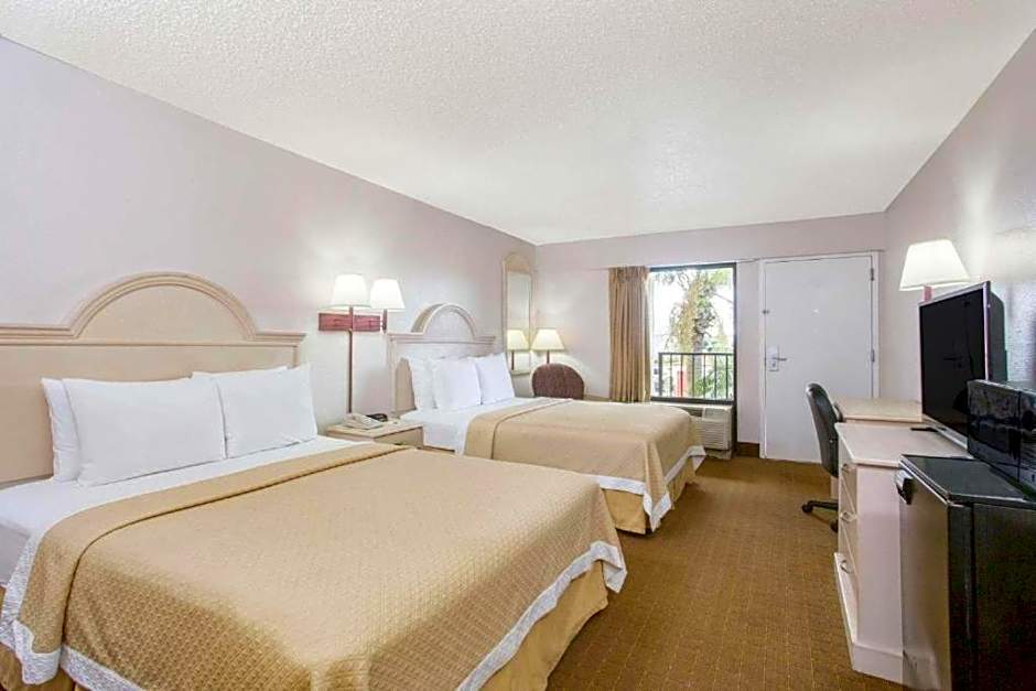 Days Inn & Suites by Wyndham Navarre - near Beaches/Hurlburt