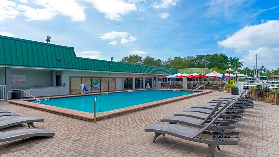 Waterfront Room, Heated Pool, Tiki Bar & Grill