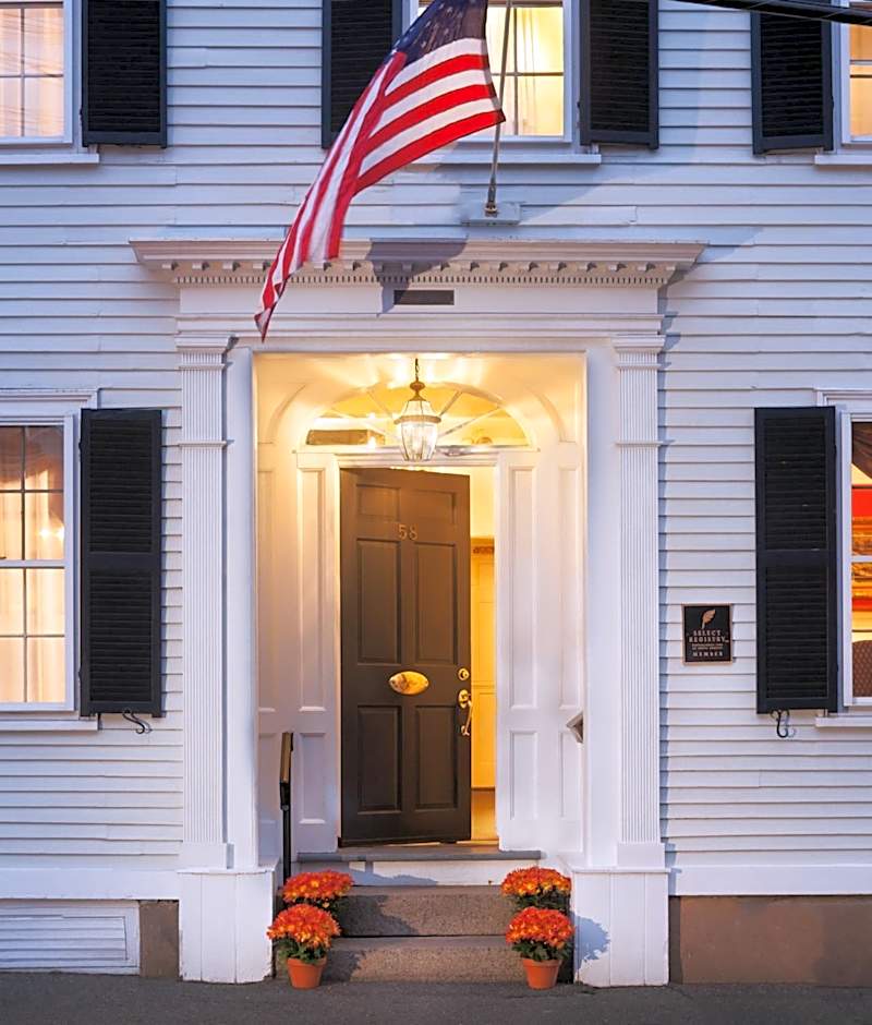 THE HARBOR LIGHT INN