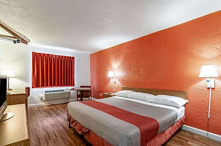 Motel 6 Naperville