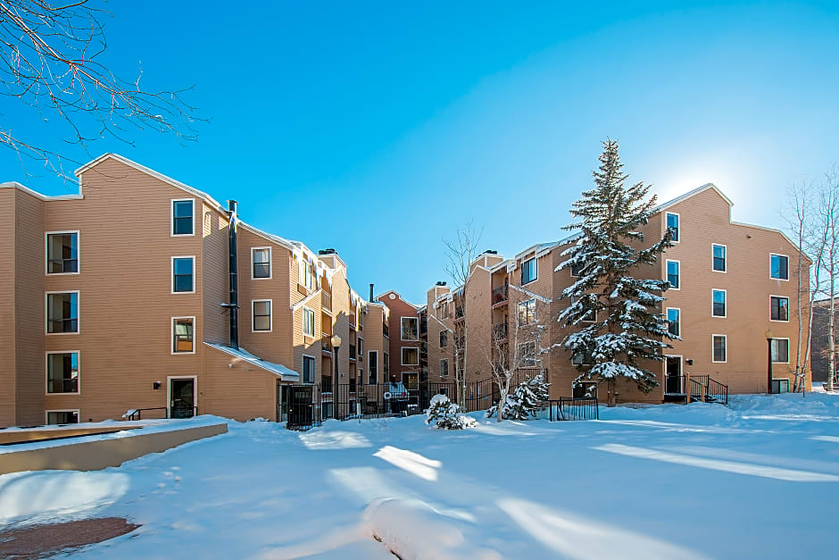 Carriage House Condominiums by All Seasons Resort Lodging