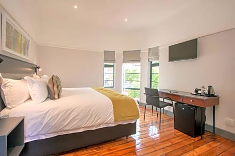 1 Queen Bed Suite