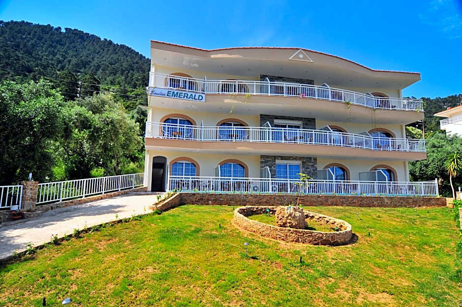 Hotel Emerald and Suites