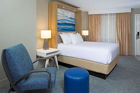 Grand King Room with Ocean View - Non-Smoking