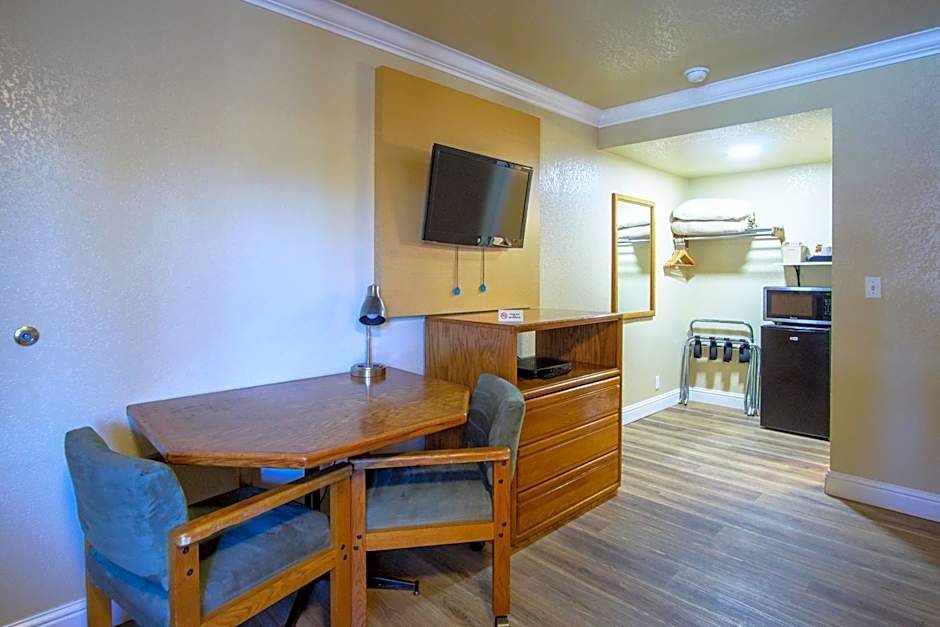 Charm Motel & Suites