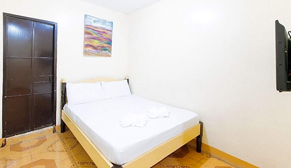 Golden Sunrise Hotel I by RedDoorz