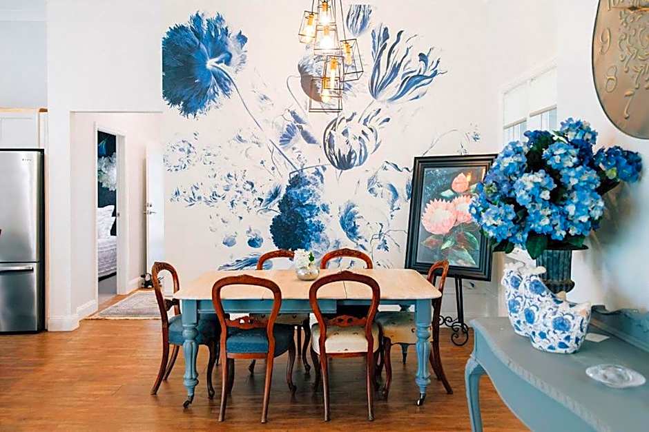 Chanticleer Gardens Barn cottage with a Pool