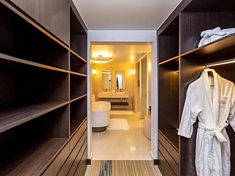 Superior King Suite