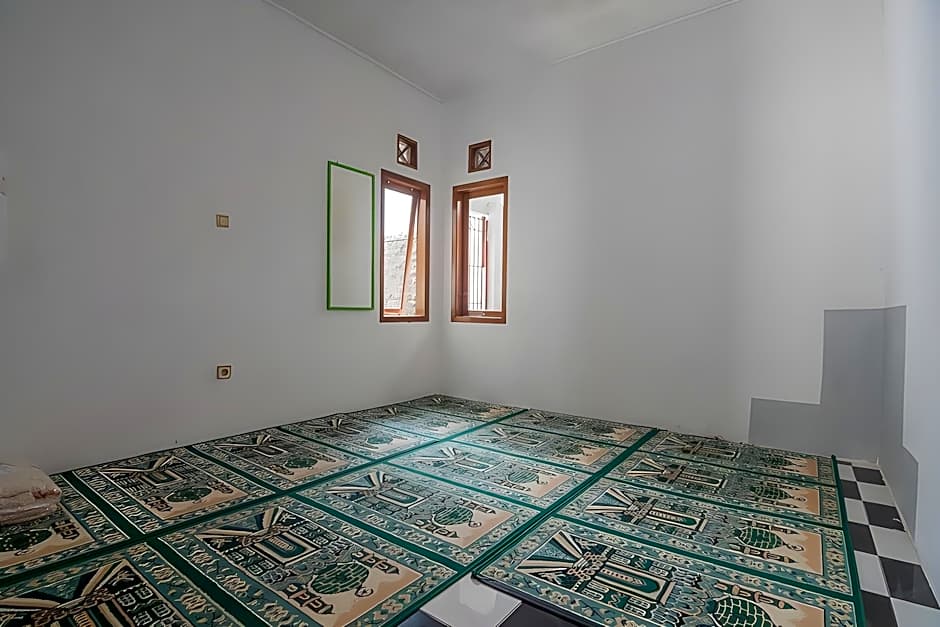 RedDoorz Plus near Alun Alun Kuningan