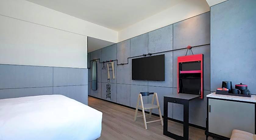 Moxy Ningbo Old Bund