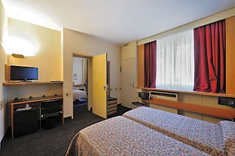 Classic Single Room with Spa Access