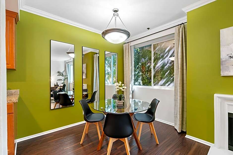 Beverly Hills Gem 1 BR Apt with Parking 218
