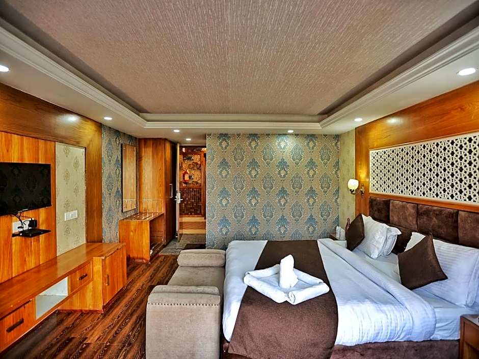 Hotel The Montreal Near by Dal Lake