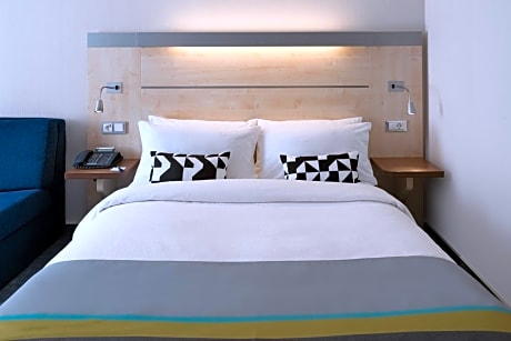 Standard Queen Room with Sofa Bed - Low Floor