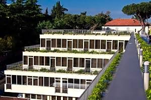 Cardinal Saint Peter Hotel