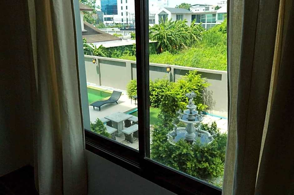 RQ Bangkok Sukhumvit 107 by Collection O