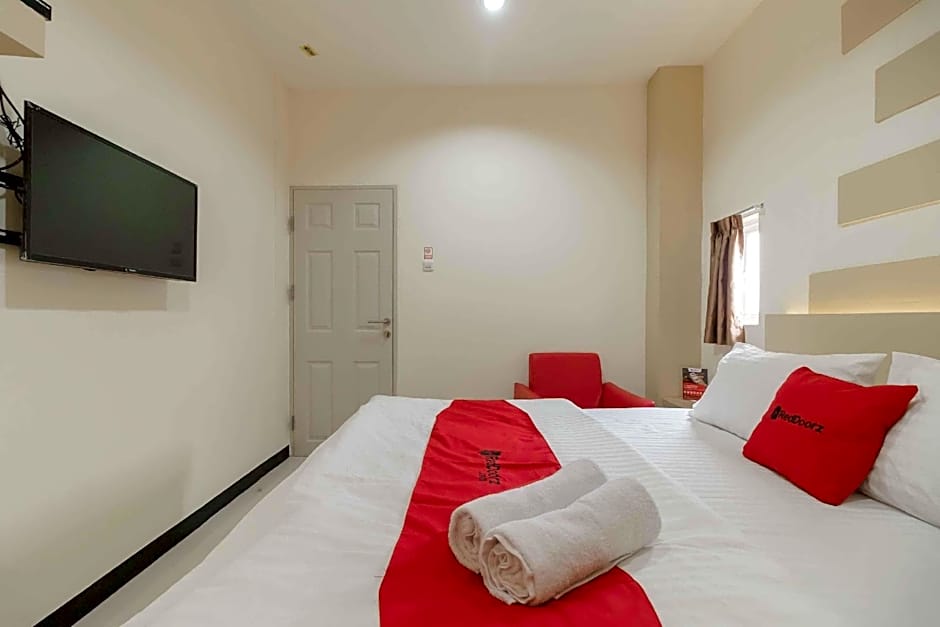 RedDoorz Plus near Millenium ICT Centre Medan 2