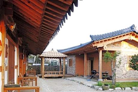Reed House Hanok Pension