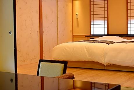 Deluxe Modern Twin Japanese Style Room with Private Bathroom - Meals service in room