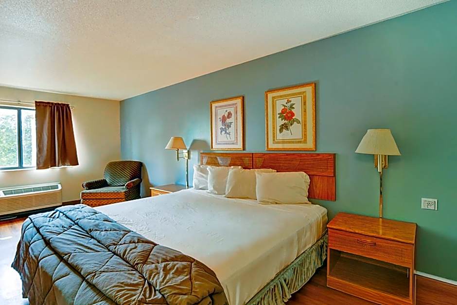 Capital O Amerihost Inn and Suites Fulton Hwy 54 MO