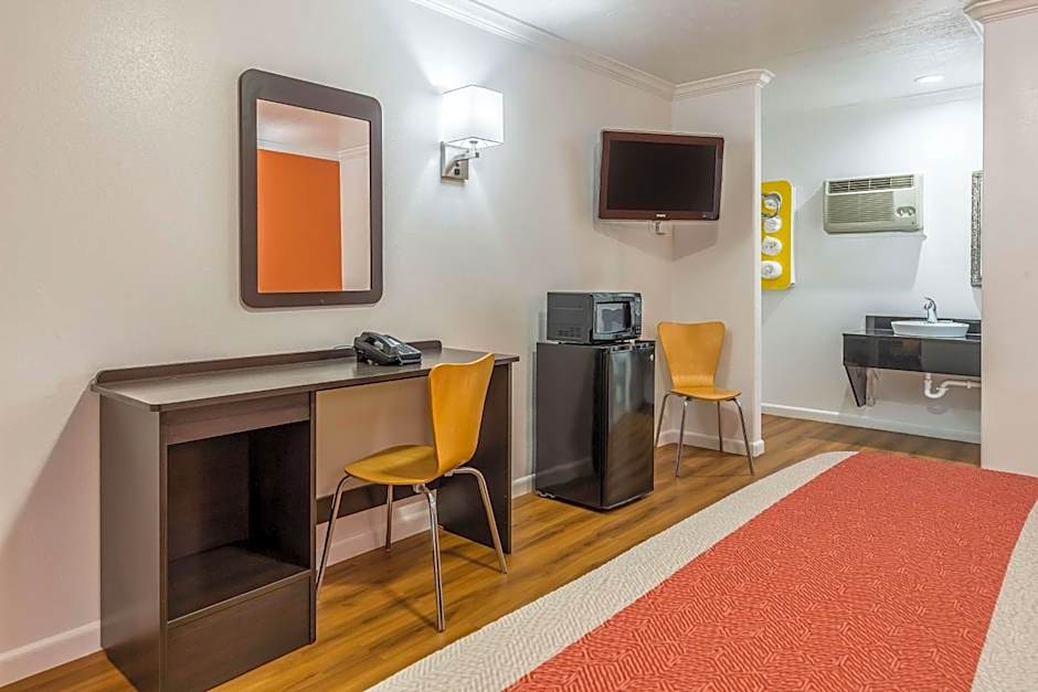 Motel 6-Tremonton, UT