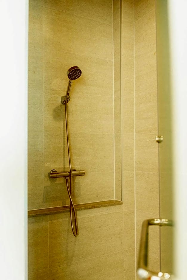 LAKE HOUSE Naka Cave