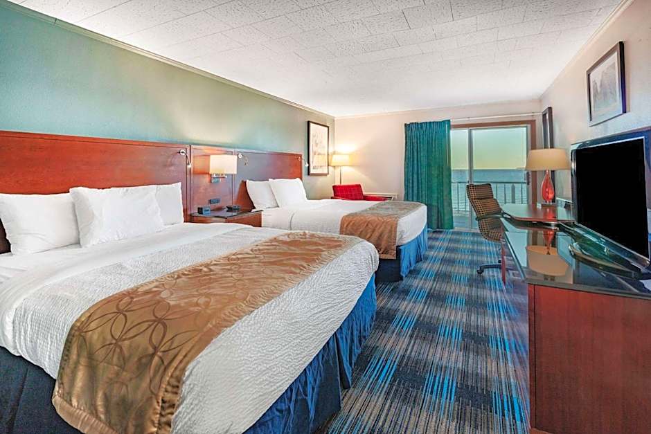 Days Inn & Suites by Wyndham St. Ignace Lakefront