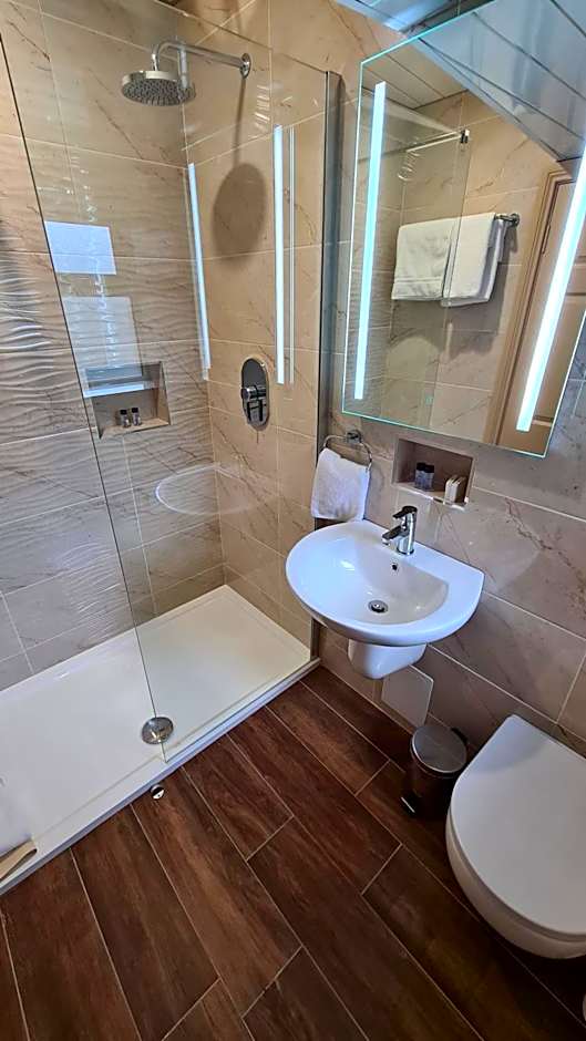 The Farnham Arms Hotel