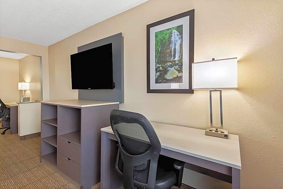 Quality Inn and Suites Springfield Southwest near I-72